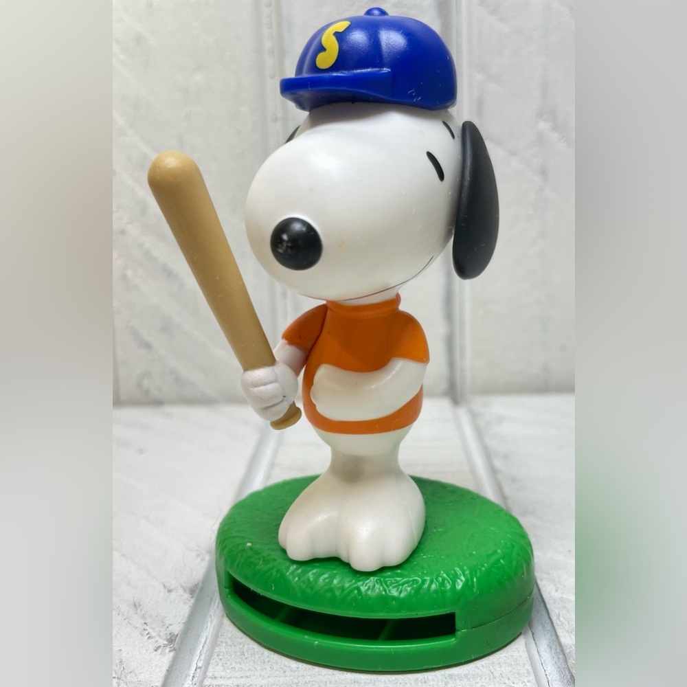 Snoopy Baseball Player Toy 2018 McDonald’s Happy Meal Toy Batter Up Snoopy